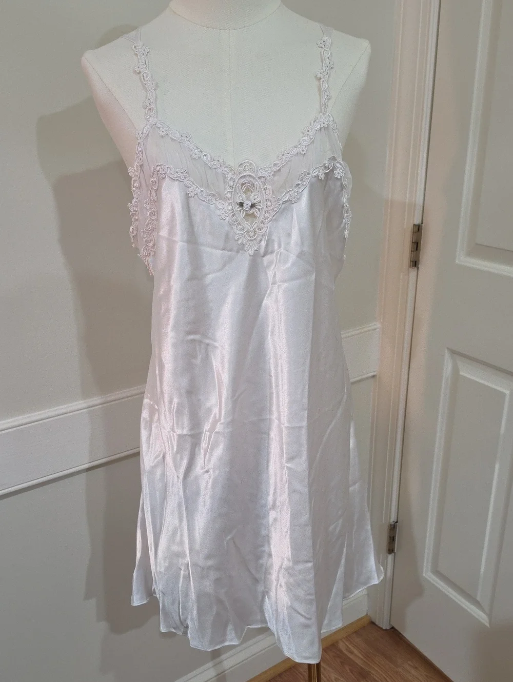 Vintage Dentelle White Liquid Satin & Venice Lace Pearl Chemise Nightie - Size L